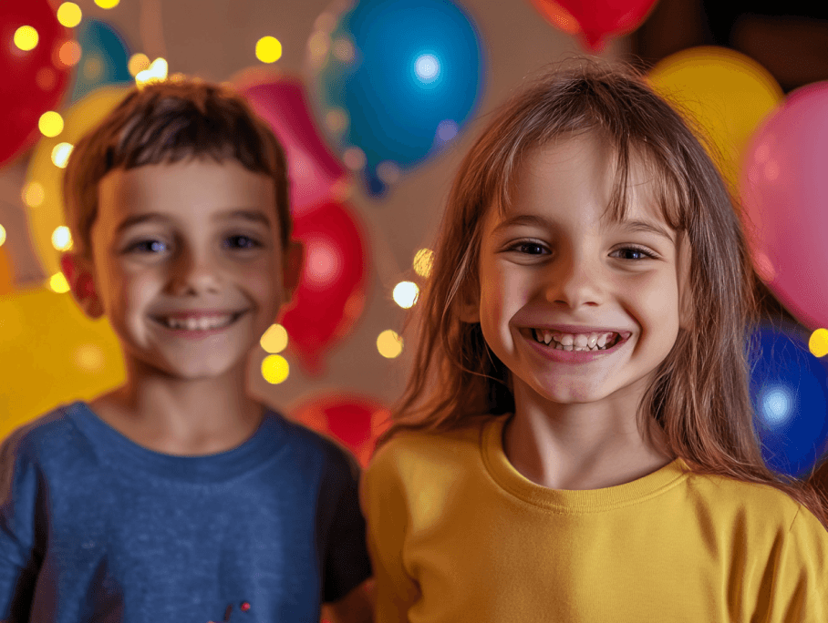 Kinder feiern mit Luftballons